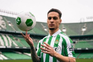 正式拒绝！曼联坚决表态：安东尼必须永久转会，西甲豪门争抢激烈