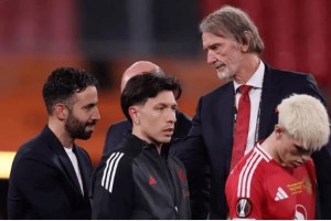 泪崩！队友跪求 B 费留队，更衣室警告：他走曼联必崩盘