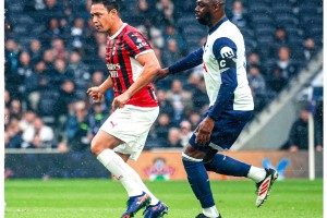 欺负老头传奇赛米兰半场0-5热刺 首发平均48岁踢42岁“小伙”